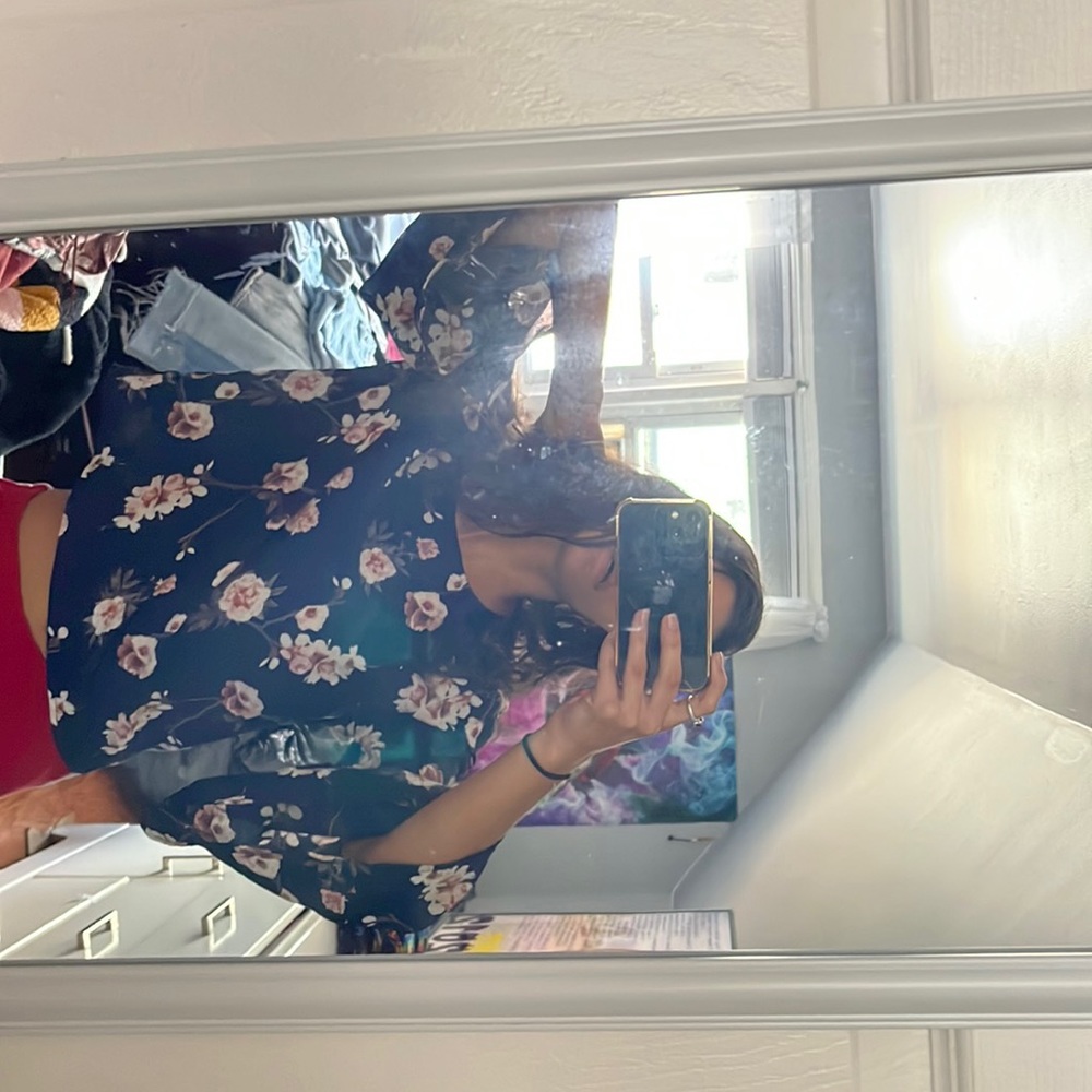 Rue21 Floral top with flowy sleeves.